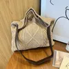 Lady Evening Bags Chocolate Colored Crossbody Bag for Women Winter Fashion i kombination med solid diamantformad stor kapacitet koreansk daglig axel hink