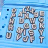 MOQ 20st PVC Flash Powder Letter 26 Alfabetet Charms för CLOG Sandaler Sko Tillbehör Buckle Decoration For Adult Kids Party Xmas Gifts