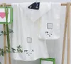 Set di asciugamani da bagno di design di lusso Set di due pezzi Asciugamani di velluto corallo in quattro colori Dormitorio di moda Bagno assorbente Asciugamano da spiaggia ad asciugatura rapida con confezione regalo