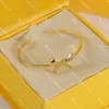 Pulseiras de abertura Designer Bow Charm Bracelet para mulheres Gold Chic Bangle com caixa de presente