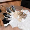 Le concept des jeunes créateurs est constitué de chaussures décontractées classiques avec une doublure moelleuse pour plus de confort et de chaleur ; Des bottes de neige avec bordure en cuir souple créent un style de défilé de mode féminin