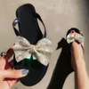 Błyszczące kobiety rhinestone Flipflops Bowknot Kapcie kolorowe cekiny biżuterii płaskie sandały Summer na plażę galaretki palenia 573127239 812627198