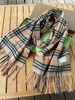 2024 Neue Luxus Frauen Designer Schalgrau Plaid Schals weicher Touch warmer Kaschmir -Woll -Schals Gentleman Outdoor Herbst Winter Leichtes Pashmina Shaw