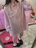 Koszule damskie Designer Early Autumn New OS Lose Fit Shirt Lazy Style Silhouette Różowy wiek redukujący lato krem ​​przeciwsłoneczny 3SOQ
