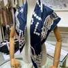 Sciarpa di seta di design da donna marchio di moda perla Catena di metallo Stampa camelia avvolgente Sciarpe di testa quadrati in twill di seta Sciarpe scialle taglia compleanno 90 * 90 cm