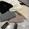 Cappello lavorato a maglia da donna autunno inverno Cappelli lavorati a maglia S Marchio di marca Berretto pullover caldo Protezione per le orecchie Berretti versatili caldi ispessiti