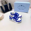 Lyxig babysko geometrisk logotyp dekoration barn sneakers box förpackning storlek 26-35 spänne rem barn casual skor nov05
