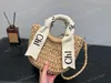 Högkvalitativ lyxig designerväska Mode handväska för kvinnor Crossbody-väska Ny damscarf för sommarstrand Alfabetet Kaffefärg Vävd väska Vit