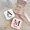 Party Favor Customized Jewel Box Personalisierter Anfangsbuchstabe Withe Name Girl Wedding Gift Bride Maid Portable Travel 230404