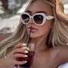 Gafas de sol informales Retro poligonales blancas redondas de diseñador para mujer 2023 gafas de sol de moda para viajes en la playa tonos elegantes