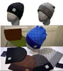 2023 Kvinnliga beanie designer män beanie stickad hatt höst och vinter varm casual mode mössa varm stil 4 stil 24 färger