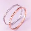 Браслет роскошного дизайнера Bracelet New Simple Fashion Roman Digital Titanium Steel Bracelet Apploding Fashion Women's Hand Accessories