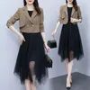 Vestidos de trabalho Jaqueta curta de traje de traje pequeno com moda de malha de fenda de malha de duas peças 2023 outono coreano blazer t206