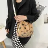 Borse da sera da donna Autunno e inverno Nuova borsa in peluche color caramello da donna con coulisse personalizzata in stile occidentale moda casual