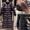 2023年秋の冬の女性のホワイトダックダウンパーカージッパージャケットフード付き毛皮の縞模様の女性のスリムな長いコート23023