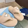 Flip-Flop-Sandalen aus weichem Leder, flacher Boden, Metallverzierung, Designer-Fabrikmodell, Tape-Box