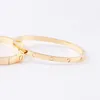 Charm-Designer-Armband für Damen, modisch und elegant, Design Sense Collection, 4 mm vergoldetes Clip-on-Titanarmband für Damen