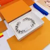 Diseñador Carta de metal de color dorado para mujeres Hombres Enlace grueso Cadena cubana ENLACES PARCHES Pulseras Acero inoxidable S Joyería MONOGRAMA