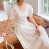 Arbetsklänningar Fairy Summer White 2 Pieces Set Women Retro Square Neck A-Line Long Kjol Duits Celebrity Style Elegant Lace Beach Outfits