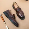 Sapatos de vestido mocassins pretos homens marrom redondo dedo do pé deslizamento em padrão de pedra casamento para negócios com