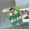 Designer tofflor, skateboardskor, sandaler, kvinnliga sommarsandaler, strand tofflor, svarta, vita och blå flip-flops och casual skor.