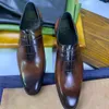 Herren-Lederschuhe, rein handgefertigt mit einer alten Farbmethode. Oxford-Herren-Business-Schuhe bestehen aus echtem Leder mit modischem, lässigem Nahtdesign für den Pendelverkehr