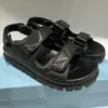 Gepolsterte Sandalen aus Nappaleder. Sportliche, maskuline Linien wurden überarbeitet und sorgen für eine originelle, moderne Passform mit geprägtem Dreieckslogo auf dem Obermaterial. Mit Originalverpackung 35 42