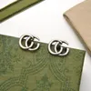 Eleganta dubbla bokstäver örhängen charm presentförpackning präglade droppörhängen för kvinnors fest jubileum i 18k guldmaterial -1