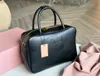 Дизайнерская сумка Miui Высококачественная женская кожаная сумка Бостонская сумка Роскошный дизайн Сумка для боулинга Модный женский портфель Брендовая большая сумка Miui Сумка