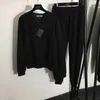 Dwuczęściowe spodnie dla kobiet projektantka 2023 Wczesna jesień Nowy zestaw list 3D wytłoczony sweter z długim rękawem z elastyczną talią i stóp ciasna osłona cgqi