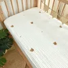 Beddengoed sets Koreaanse gewatteerde babybedje wieg gemonteerd plaatbeer kersenster geborduurde katoenen kinderen baby lakens matras cover 230419