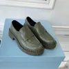 Sapatos de grife Mocassins de couro macio Tênis de plataforma de borracha Chinelo de couro preto brilhante Chunky Cabeça redonda Sapato de fundo grosso com caixa