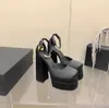 Fabrikdesigner Aevitas Lila Juno Kristallverzierte Schuhe Satin Doppelplattform Pumps Chunky High Heels Sandalen Damen Luxus Designer Kleid Schuh Abend