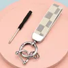 18style فاخرة عالية الجودة جلود من منقوش بنية المفاتيح الكلاسيكية الرائعة مصممة السيارة Keyring الزنك سبيكة للجنسين الحبل إكسسوارات المجوهرات