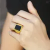 Кольца кластера Благородные мужские кольца Золотого цвета Большие черные квадратные украшения на палец никогда не выцветают
