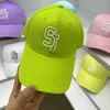 Usine en gros multicolore chapeau mâle lettre broderie casquette à visière coréen soleil-preuve décontracté soleil-preuve casquette de baseball