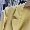 Ternos femininos Blazers amarelos para mulheres elegantes e elegantes estilos coreanos 2023 Jaqueta de terno de verão, design de seção fino, design de alta qualidade