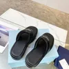 Flip-flop sandaler i mjukt läder Platt botten Metallprydnadsdesigner Fabriksmodell Tejplåda