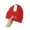 Designer vinter beanie hatt för män och kvinnor mode triangel bokstäver design stickade hattar fall ull cap geometrisk unisex varm hatt