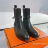 Lyxkvinnor Designer Half Boots Leather Shoes Martin Short Boot Motorcykelstövlar Black Rhinestone Wraparound Gummi Chunky Low Heel Luxury Märken för kvinnors sko