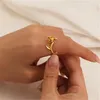 Anelli a grappolo Placcatura in acciaio al titanio Apertura in oro 18k lucida per donna Gioielli di moda Regali unici Anello con fiore rosa per la festa nuziale