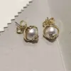 Desginer Viviene Westwoods 23 New Western Empress Dowager Small Round Pearl Saturn Earringsシンプルで多目的な小さな惑星イヤリングハイエディション