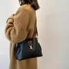 Duffel bags mulheres ferrolho axila saco grande capacidade retro crossbody moda casual versátil alça larga ajustável bolsa feminina