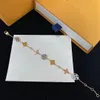 Uitgeholde vier Lleaf Grass Chains-armband voor vrouwen Kleurbehoud Schattig en minimalistisch Zilveren kettingarmbanden Mode-sieraden Single Wear Gift HLB2 --03