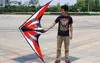Drachenzubehör Professioneller Sport 72 Zoll Power Stunt Kite Dual Line Triangle Kite Gutes Flugspielzeug mit Griff und Linie Q231104