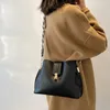 Duffel bags mulheres ferrolho axila saco grande capacidade retro crossbody moda casual versátil alça larga ajustável bolsa feminina