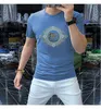 Summer New Tide Brand Homem Camisetas Moda Moda Curta Mangas Curta Qualitou Hot Drill projetado por Designers Europeus e Americanos T-shirt Casual Versátil para Homens