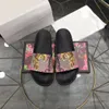 2023 Designer Men Women Slippers Rubberglaasjes Sandel Flat Blooms Strawberry Tiger Beeën Groen Rood Wit Schoenen Strand Buiten Bloem Flip Flops