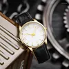 Нарученные часы Pu Strap Watch Simple Retro Dial Watches Watch для Man Fashion Quartz Аналоговые наручные часы Классическая подарочная группа