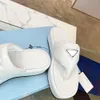 Flip-flop sandaler i mjukt läder Platt botten Metallprydnadsdesigner Fabriksmodell Tejplåda